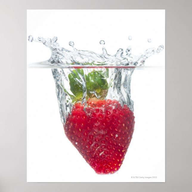 Poster A juicy ripe organic Strawberry fruit splashing (Frente)