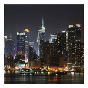 Pôster A lua aumenta sobre o Midtown New York.