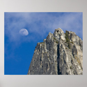 Pôster A lua sobe e brilha através das nuvens