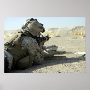 Pôster A Marine dispara uma espingarda de serviço M16A2