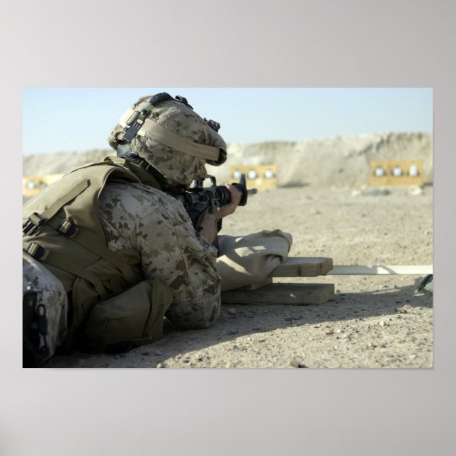 Pôster A Marine dispara uma espingarda de serviço M16A2 (Frente)