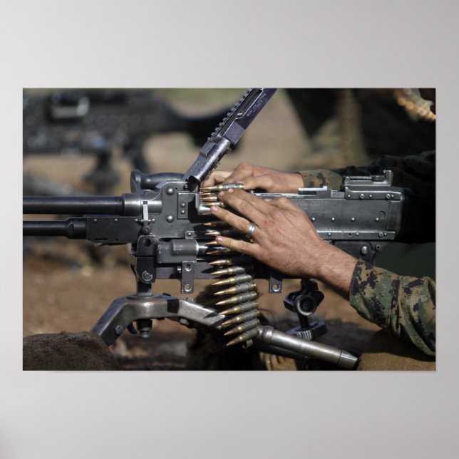Poster A Marine loads a M-240G machine gun (Frente)