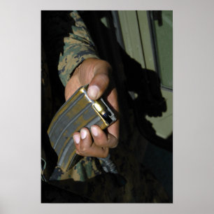 Pôster A Marine loads blank ammunition rounds