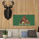Pôster A Mesa Personalizada De Piscina Do Vintage Billiar<br><div class="desc">Este poster está pronto para ser personalizado com o seu próprio texto personalizado. Seu texto aparece em letras marfim coloridas abaixo da minha ilustração realista do estilo de um conjunto de bolas billiard vintage que o fundo tem o aspecto de uma mesa piscina clássica. Adicione seu próprio slogan para criar...</div>