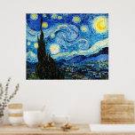 Poster A Noite Estrelada de Vincent Van Gogh<br><div class="desc">A pintura é dominada por um céu noturno cheio de lua e estrelas. Ele ocupa três quartos do plano fotográfico e parece turbulento, até agitado, com padrões intensos que parecem atravessar sua superfície como ondas. Ela está repleta de órbitas brilhantes - incluindo a lua crescente à extrema direita, e Vênus,...</div>