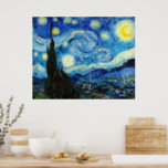 Poster A Noite Estrelada de Vincent Van Gogh<br><div class="desc">A pintura é dominada por um céu noturno cheio de lua e estrelas. Ele ocupa três quartos do plano fotográfico e parece turbulento, até agitado, com padrões intensos que parecem atravessar sua superfície como ondas. Ela está repleta de órbitas brilhantes - incluindo a lua crescente à extrema direita, e Vênus,...</div>