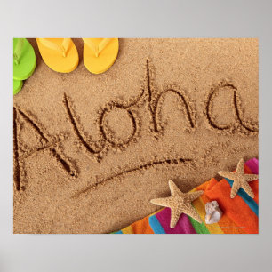 Pôster A palavra Aloha escrita em um Sandy Beach, com 2