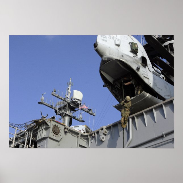 Pôster A soldier fast-ropes (Frente)