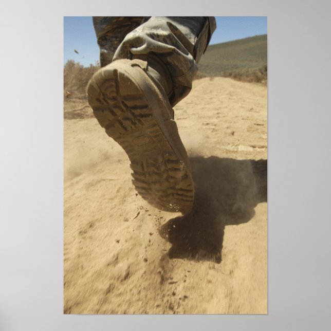 Poster A US soldier walks along a dirt path (Frente)