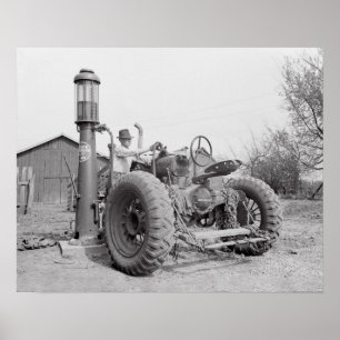 Pôster Abastecendo o Trator, 1940. Foto Antiga