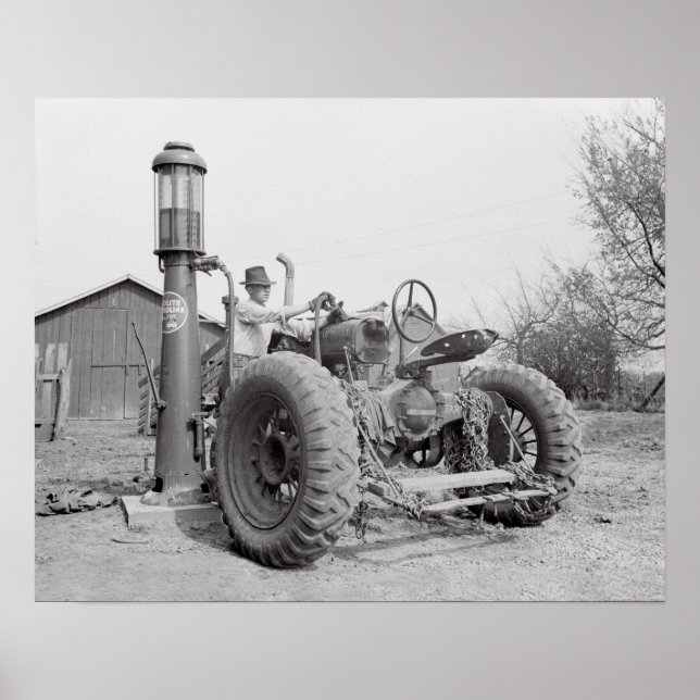 Pôster Abastecendo o Trator, 1940. Foto Antiga (Frente)