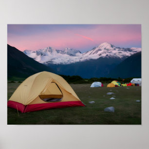 Poster Acampamento Turista de Montanha com Tent no Foregr
