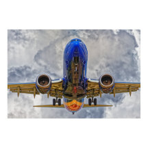 Aeronave em aproximação final com céus muito turvo