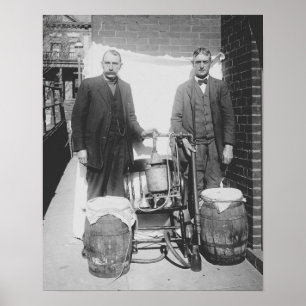 Pôster Agentes exibindo alambique de uísque, 1920. Vintag