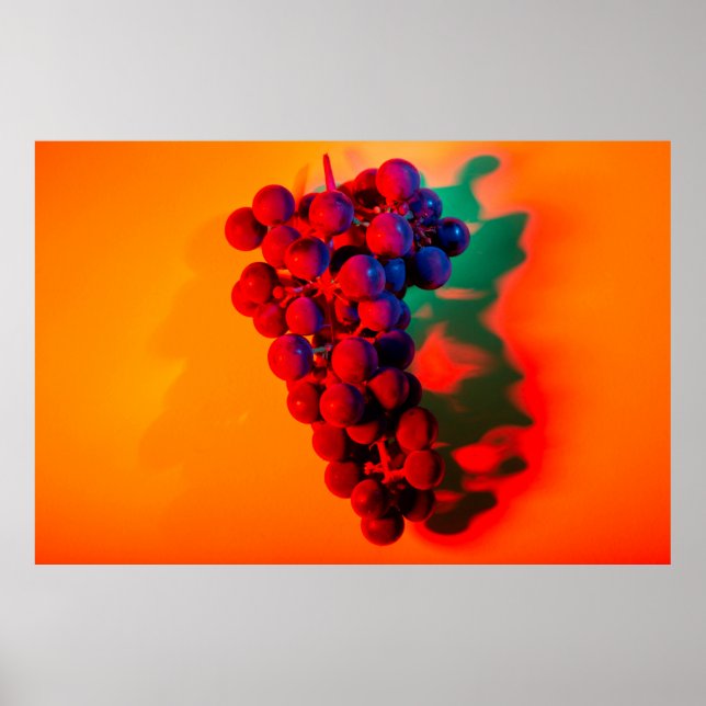 Poster Agrupamento de uva azul em luz neon laranja. COMID (Frente)