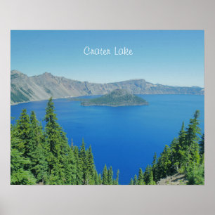 Poster Água Azul e Árvores Alpinas no Lago Cratera Phot