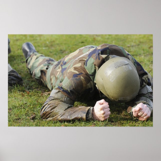 Pôster Airman crawls through a wet field (Frente)
