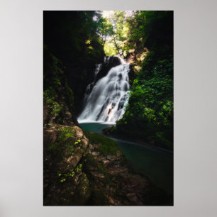 Poster Alcance em cascata impressionante na floresta mági