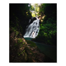 Alcance em cascata impressionante na floresta mági