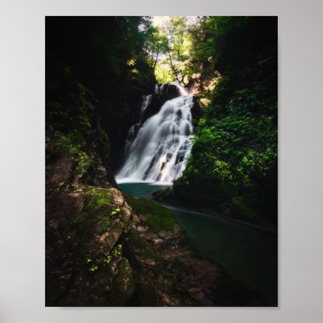 Poster Alcance em cascata impressionante na floresta mági (Frente)