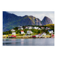 Aldeia de Lofoten Norway Reine sob o céu azul enso