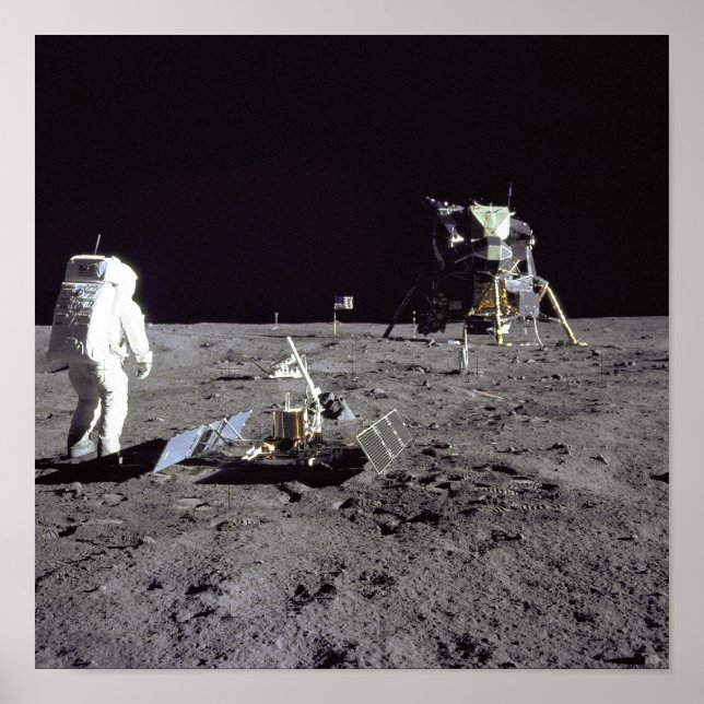 Pôster Aldrin Looks Back at Tranquility Base (Frente)
