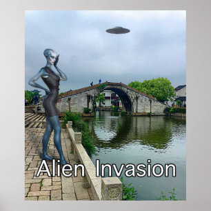 Poster Alienígena da senhora no telemóvel durante a