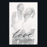 Poster Amar Caligrafia Moderna Simples Foto Casamento<br><div class="desc">Simples poster com a palavra "amor" na caligrafia,  junto com seus nomes e data de casamento sobre sua foto favorita. Uma design minimalista com tipografia quic para um toque elegante,  perfeita para um presente de casamento ou para um casal recém-casado para o seu primeiro aniversário.</div>
