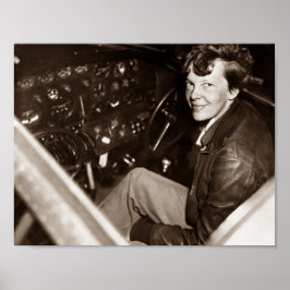 Poster Amelia Earhart Sentada Em Cockpit De Avião