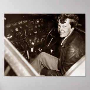 Poster Amelia Earhart Sentada Em Cockpit De Avião