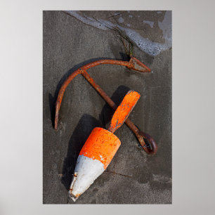 Poster Âncora e bóia oxidadas em uma praia