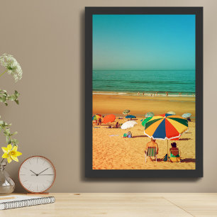 Poster Antigo casal debaixo do guarda-chuva da praia, na
