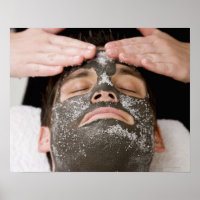 Aplicando máscara facial de pele com sal