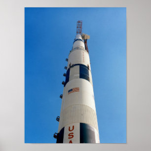 Pôster Apollo 15 no topo Saturn V Rocket