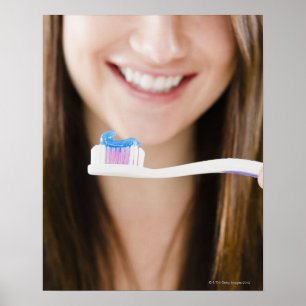 Poster Aproximação da jovem sorridente que se mantém