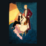 Poster Art Deco Glamor ~ No Teatro<br><div class="desc">Ilustração impressionante da Era do glamour e da intrigação Art Deco dos anos 30. Três belas pessoas, em presença no teatro, vestidas em trajes formais. Os cavalheiros, em rabos pretos e casaco de ópera, e a mulher em seu chapéu de capacete, com um luxuoso manto cor-de-rosa, aparado com pelo. Um...</div>