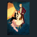 Poster Art Deco Glamor ~ No Teatro<br><div class="desc">Ilustração impressionante da Era do glamour e da intrigação Art Deco dos anos 30. Três belas pessoas, em presença no teatro, vestidas em trajes formais. Os cavalheiros, em rabos pretos e casaco de ópera, e a mulher em seu chapéu de capacete, com um luxuoso manto cor-de-rosa, aparado com pelo. Um...</div>
