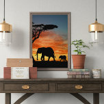 Pôster Arte Afafricana De Elefante Sunset<br><div class="desc">Linda fotografia contemporânea do pôr do sol africano e da silhueta de árvores e elefantes. Esta design é para o amante da natureza africana, animais, vida selvagem, elefantes, férias de safari ou cores brilhantes e vibrantes do verão. Clássico e elegante artigo de decoração para aqueles que adoram decorar o seu...</div>