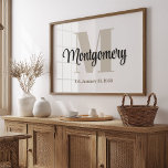 Poster Arte de Parede com Sobrenome Personalizado Present<br><div class="desc">Projetado por Toni, este letreiro personalizado com o nome da família combina elegância atemporal com charme pessoal. Apresentando uma inicial sutil do seu sobrenome, este letreiro serve como uma peça de destaque para qualquer lar. Quer seja exibido em entradas, salas de estar ou escritórios, ele adiciona um toque sofisticado e...</div>
