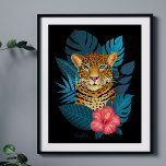 Poster Arte Floral na moda da Selva Leopard | Azul Marinh<br><div class="desc">Esta impressão de arte impressionante apresenta um leopardo desenhado pela mão, com folhas da selva tropical em tons de azul, assim como uma flor de hibisco rosa brilhante, sobre um fundo de cor personalizado (mostrado em azul marinho). Moderno, bonito e único - faz um presente excelente! *Trabalho de arte /...</div>
