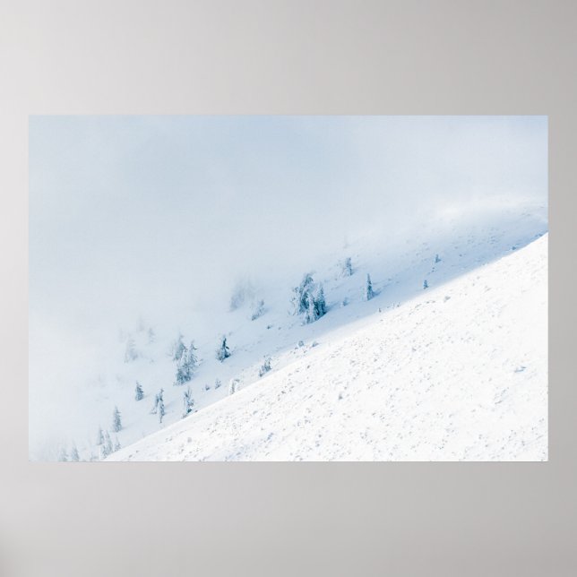 Poster Árvores congeladas e nuvens nas montanhas (Frente)