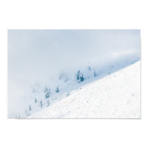 Árvores congeladas e nuvens nas montanhas