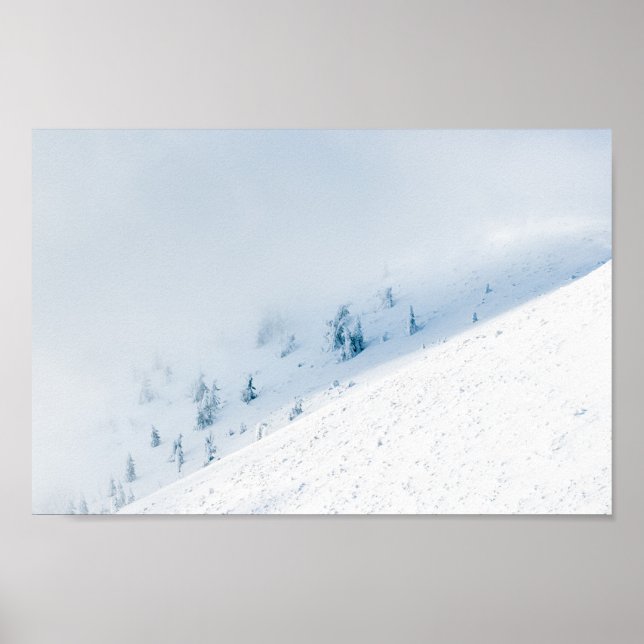 Poster Árvores congeladas e nuvens nas montanhas (Frente)