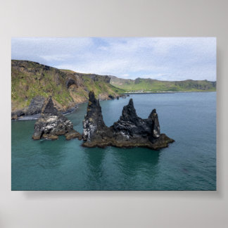 Poster As formações rochosas de Reynisdrangar na Islândia