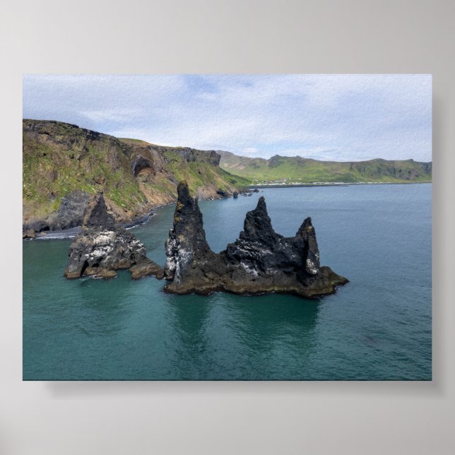 Poster As formações rochosas de Reynisdrangar na Islândia (Frente)