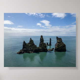 Poster As formações rochosas Reynisdrangar na Islândia