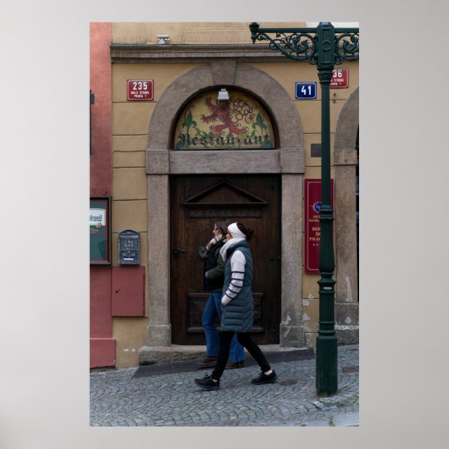 Poster As Mulheres Caminham Por Um Restaurante Antigo (Frente)