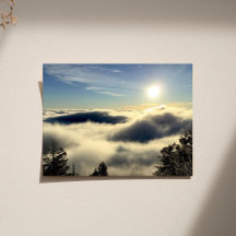 Ascensão solar acima das nuvens sobre Primaveras d