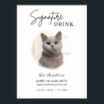 Poster Assinatura de Casamento de Gato Imprimível Bebe Si<br><div class="desc">Um símbolo de bebida de assinatura de casamento de animais de estimação elegante apresenta um círculo para mostrar a foto do seu animal de estimação junto com a sua bebida e receita de casamento. Sinais de casamento imprimíveis são a maneira perfeita de impressão suas placas de casamento em casa. Basta...</div>