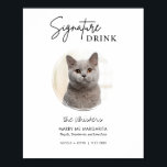Poster Assinatura de Casamento de Gato Imprimível Bebe Si<br><div class="desc">Um símbolo de bebida de assinatura de casamento de animais de estimação elegante apresenta um círculo para mostrar a foto do seu animal de estimação junto com a sua bebida e receita de casamento. Sinais de casamento imprimíveis são a maneira perfeita de impressão suas placas de casamento em casa. Basta...</div>